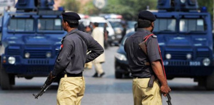 Policeman returning home after duty robbed at gunpoint in Karachi Policeman returning home after duty robbed at gunpoint in Karachi