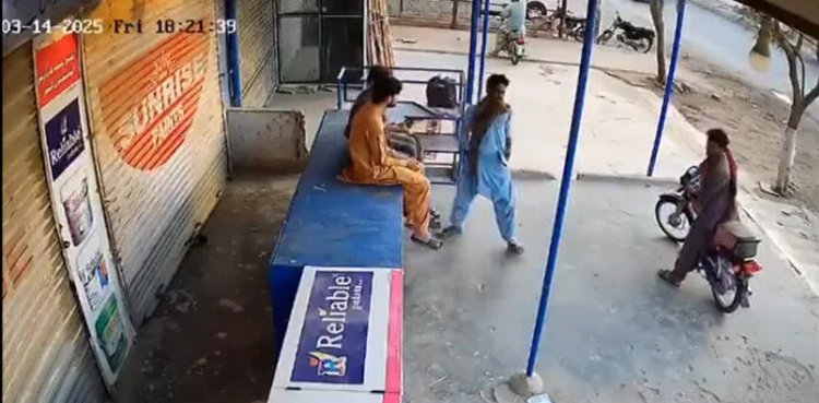 Watch: Robbers loot citizens in broad daylight in Karachi’s Jauhar Watch: Robbers loot citizens in broad daylight in Karachi’s Jauhar