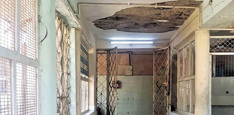Hospital plaster falls in surgical ward Hospital plaster falls in surgical ward