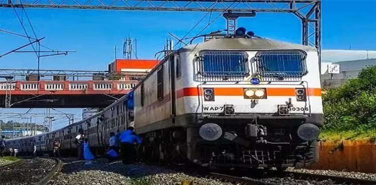 Viral video shows staff washing, reusing disposable food containers via rail travel in India Viral video shows staff washing, reusing disposable food containers via rail travel in India