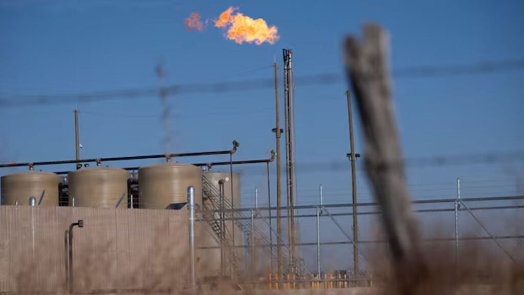 Oil jumps 3% after US, Iran escalate strikes in Mideast