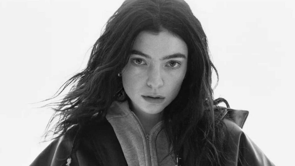 Lorde halts ‘Lollapalooza’ after fans pass out in crowd