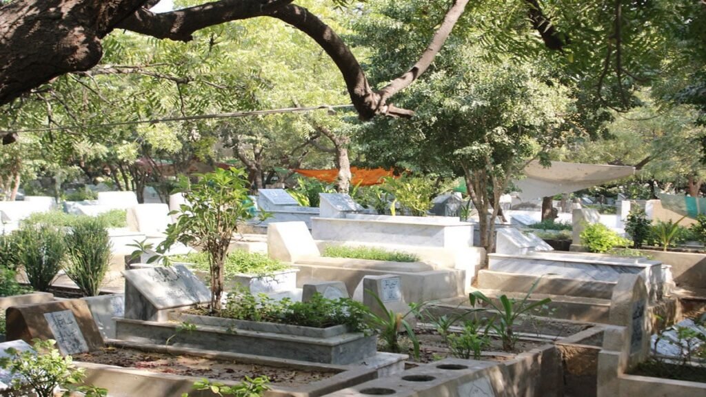 KMC foils ‘china cutting’ of graves at Sakhi Hassan graveyard In North Nazimabad